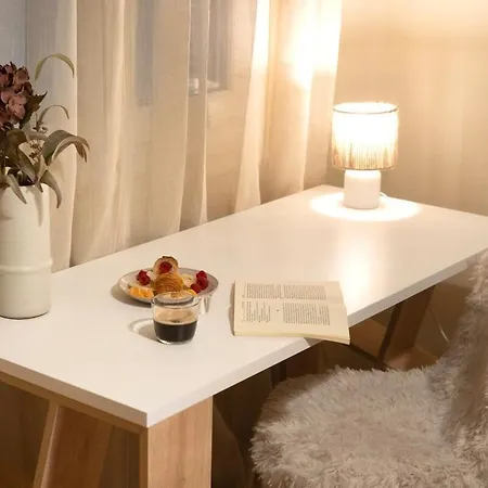 Lejlighed Modern Comfort With Balcony