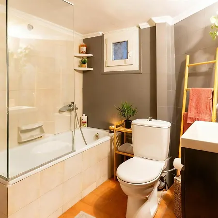 شقة Modern Comfort With Balcony
