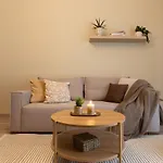 Modern Comfort With Balcony Lägenhet *